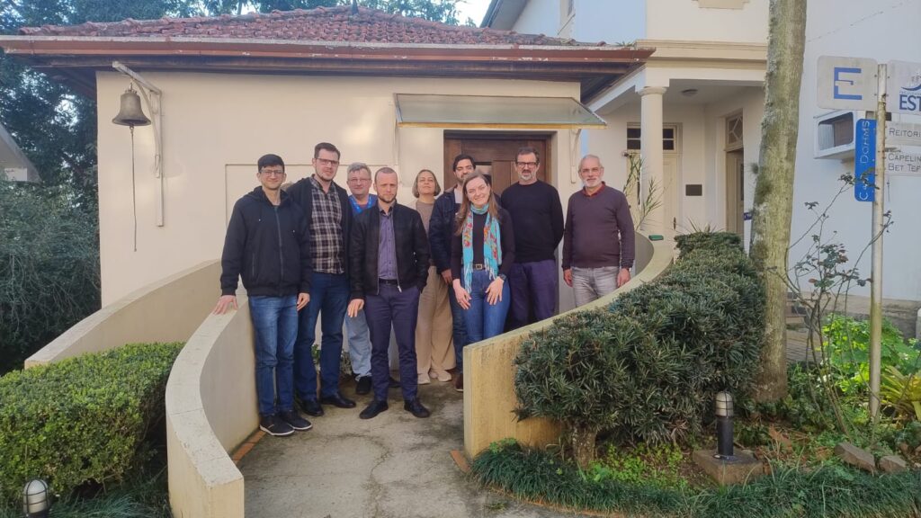 A pós-graduação em Ministério Eclesiástico da IECLB oferece uma capacitação de 10 meses voltada para uma atuação pastoral mais segura, autônoma e assertiva. Estruturado em imersões que combinam teoria e prática, o curso busca proporcionar uma experiência de aprendizagem integral.