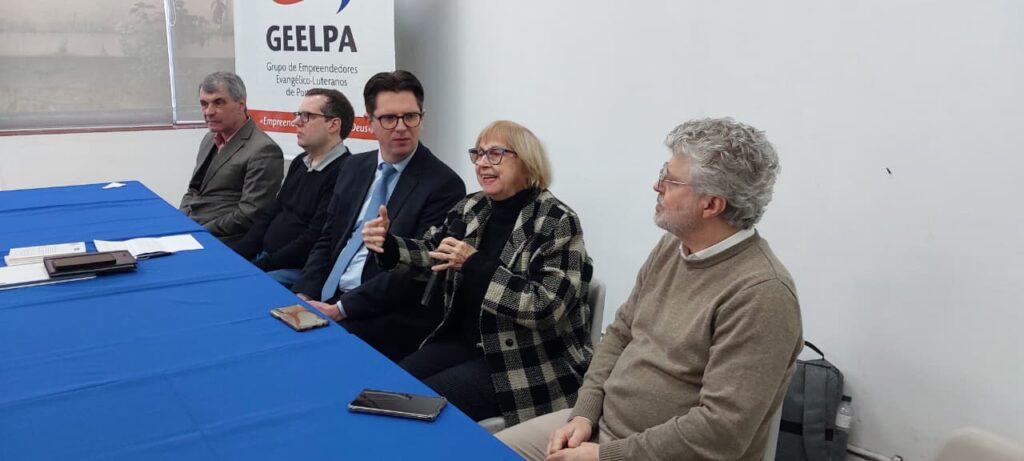 O Grupo de Empreendedores Evangélico-Luteranos de Porto Alegre (GEELPA) realizou, na manhã desta quinta-feira (28), mais uma reunião no Salão da Igreja da Reconciliação, no Centro da Capital. O encontro iniciou com um café da manhã e seguiu com a palestra do professor doutor Valério Guilherme Schaper, diretor-geral da Faculdades EST, que abordou o tema “Vocação para o mundo: a tradição luterana e o empreendedorismo”.