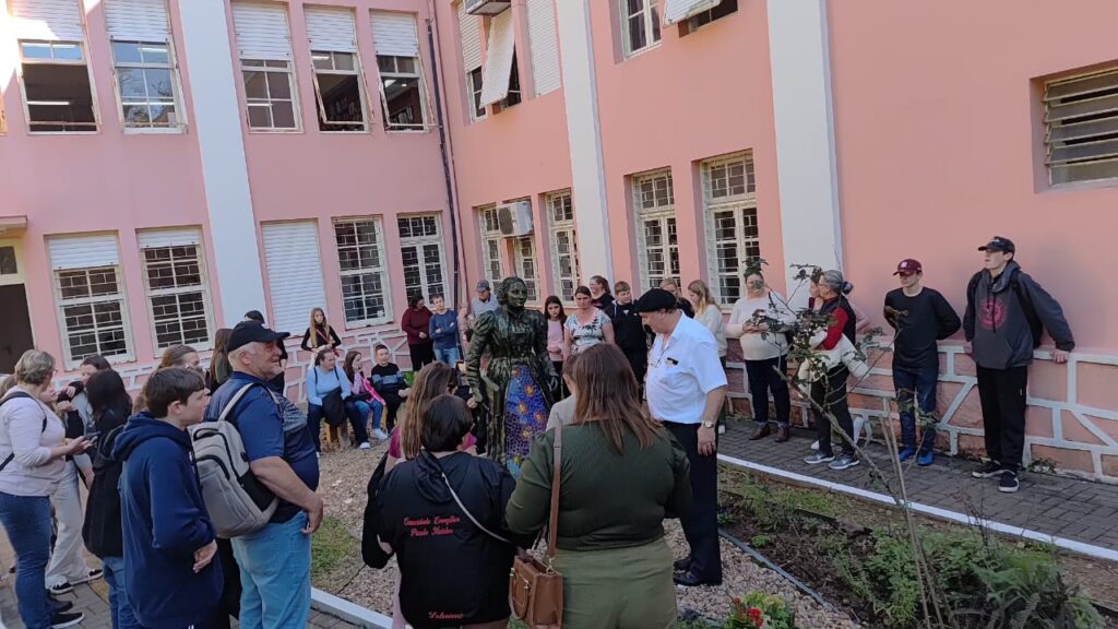Na tarde desta quinta-feira, 28, um grupo de confirmandas e confirmandos da Paróquia Evangélica de Boa Vista, São Lourenço do Sul/RS, visitou a Faculdades EST e outras instituições parceiras do Morro do Espelho. A visita faz parte da agenda anual da paróquia e teve o objetivo de apresentar a história da faculdade, que já tem 8 décadas dedicadas à formação teológica.