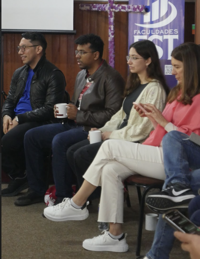 De 12 a 16 de setembro de 2025, a Faculdades EST é palco do programa Conexão Liderança Latino, que reúne pessoas jovens lideranças litúrgicas de toda a América Latina em uma intensa jornada de formação, celebração e compromisso com a vida, os direitos humanos, a justiça ambiental e a inclusão. Com o lema “Celebrar a vida, resistir à injustiça, semear esperança”, o encontro tem como objetivo fortalecer as capacidades das lideranças para criar, animar e celebrar liturgias contextualizadas e comprometidas com as realidades sociais e espirituais da região latino-americana.