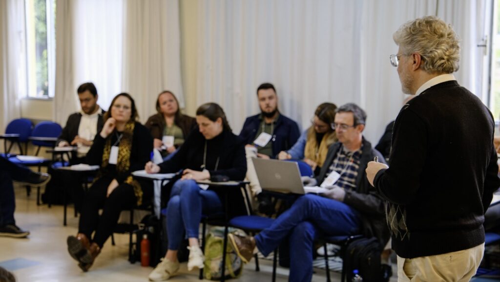 O dia 26 de agosto de 2025 marcou o início de uma iniciativa inédita da Igreja Evangélica de Confissão Luterana no Brasil (IECLB) em parceria com a Faculdades EST: dois cursos de especialização lato sensu em Gestão, voltados para a formação de lideranças que atuam em comunidades de fé e instituições diaconais.
