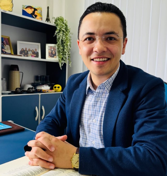 Natural de Vitória da Conquista, no sertão baiano, o pastor Janderson Nascimento da Silva Alves tem dedicado sua vida ao ensino da Palavra e à formação de novas lideranças cristãs. Aos 37 anos, ele vive com a esposa, Késia Fernandes Boa Sorte, advogada e professora de Teologia, e serve há mais de uma década na Assembleia de Deus em Vitória da Conquista, sob a liderança do pastor Davi Boa Sorte. Estudante da Faculdades EST, concluiu o Mestrado Profissional em Teologia, na linha de pesquisa Dimensões de Cuidado Práticas Sociais e, atualmente, cursa doutorado em Teologia na instituição.