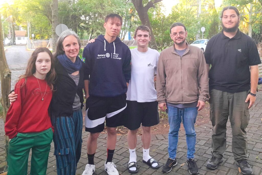 A Faculdades EST tem sido palco de uma experiência intercultural única: aulas de português que unem jovens de diferentes partes do mundo em um ambiente de aprendizado, troca e amizade. A iniciativa partiu, de forma espontânea, da professora doutora Ines Ackermann, da Alemanha, e do doutor Helio Teixeira, que perceberam o interesse de pessoas estudantes estrangeiras em aprender a língua portuguesa e se integrar melhor à cultura brasileira. Diante disso, a coordenação do Bacharelado em Teologia foi procurada e aprovou a iniciativa.