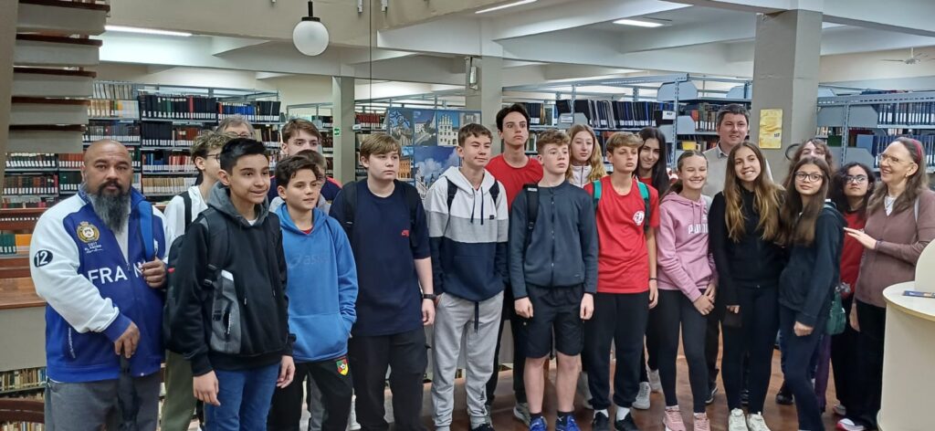 **Turma do Ensino Confirmatório visita a Faculdades EST** A **turma do 2º ano do Ensino Confirmatório da Comunidade Evangélica de Hamburgo Velho**, de **Novo Hamburgo/RS**, visitou a **Faculdades EST** acompanhada por lideranças da comunidade e pelo **pastor William Felipe Zacarias**. Durante a visita, o grupo conheceu os espaços da instituição, incluindo a **Biblioteca da Faculdades EST**, que abriga um dos maiores acervos de Teologia Protestante da América Latina. A atividade integrou o processo de formação dos confirmandos, promovendo **aproximação com a história, a fé e a missão da EST** como espaço de ensino, pesquisa e diálogo.