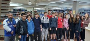 **Turma do Ensino Confirmatório visita a Faculdades EST** A **turma do 2º ano do Ensino Confirmatório da Comunidade Evangélica de Hamburgo Velho**, de **Novo Hamburgo/RS**, visitou a **Faculdades EST** acompanhada por lideranças da comunidade e pelo **pastor William Felipe Zacarias**. Durante a visita, o grupo conheceu os espaços da instituição, incluindo a **Biblioteca da Faculdades EST**, que abriga um dos maiores acervos de Teologia Protestante da América Latina. A atividade integrou o processo de formação dos confirmandos, promovendo **aproximação com a história, a fé e a missão da EST** como espaço de ensino, pesquisa e diálogo.