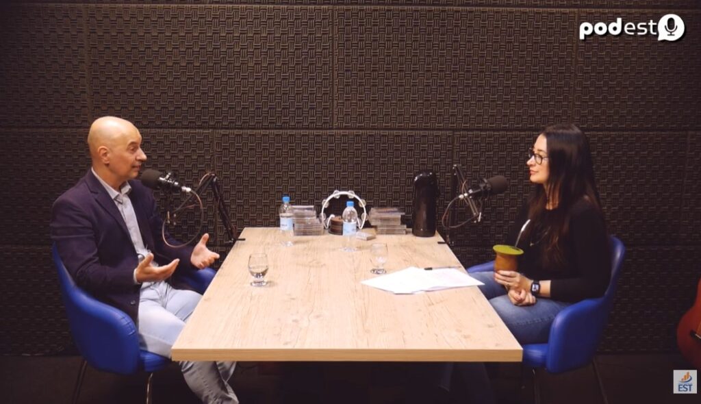 Na próxima segunda-feira, dia 17 de novembro, estreia o PodEST, o podcast oficial da Faculdades EST. Com produção jornalística e apresentação de Franceli Stefani e imagens e edição de Felipe Fernandes, o programa nasce como um espaço para conversas que inspiram, com pessoas que fazem, criam e transformam. O PodEST será quinzenal e trará diálogos sobre temas que fazem parte da vida acadêmica e institucional da EST, como educação, pesquisa, fé, arte, diversidade e compromisso social. A proposta é aproximar a comunidade interna e externa da riqueza de saberes, experiências e histórias que permeiam a trajetória da Faculdades EST.