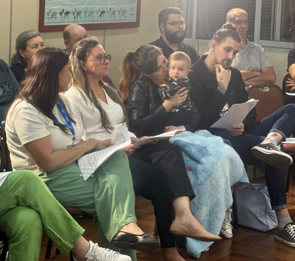 A Biblioteca da Faculdades EST deixou o silêncio habitual para ser tomada por vozes, melodias e poesia. O espaço, que costuma acolher livros e estudos, se transformou em um território de expressão viva durante o sarau “Coralidades do Espelho – A Biblioteca também canta: uma experiência única de música e literatura.”