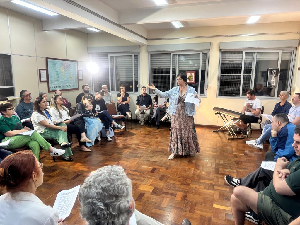A Biblioteca da Faculdades EST deixou o silêncio habitual para ser tomada por vozes, melodias e poesia. O espaço, que costuma acolher livros e estudos, se transformou em um território de expressão viva durante o sarau “Coralidades do Espelho – A Biblioteca também canta: uma experiência única de música e literatura.”