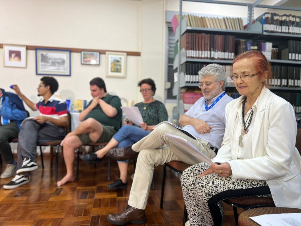 A Biblioteca da Faculdades EST deixou o silêncio habitual para ser tomada por vozes, melodias e poesia. O espaço, que costuma acolher livros e estudos, se transformou em um território de expressão viva durante o sarau “Coralidades do Espelho – A Biblioteca também canta: uma experiência única de música e literatura.”