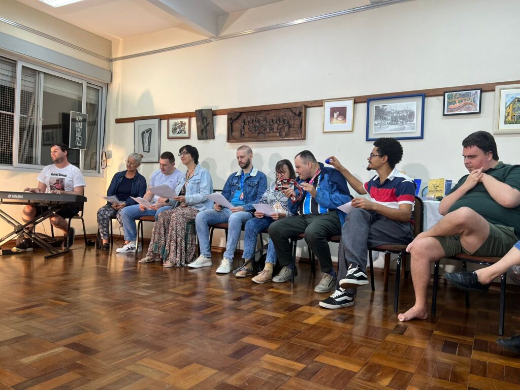 A Biblioteca da Faculdades EST deixou o silêncio habitual para ser tomada por vozes, melodias e poesia. O espaço, que costuma acolher livros e estudos, se transformou em um território de expressão viva durante o sarau “Coralidades do Espelho – A Biblioteca também canta: uma experiência única de música e literatura.”