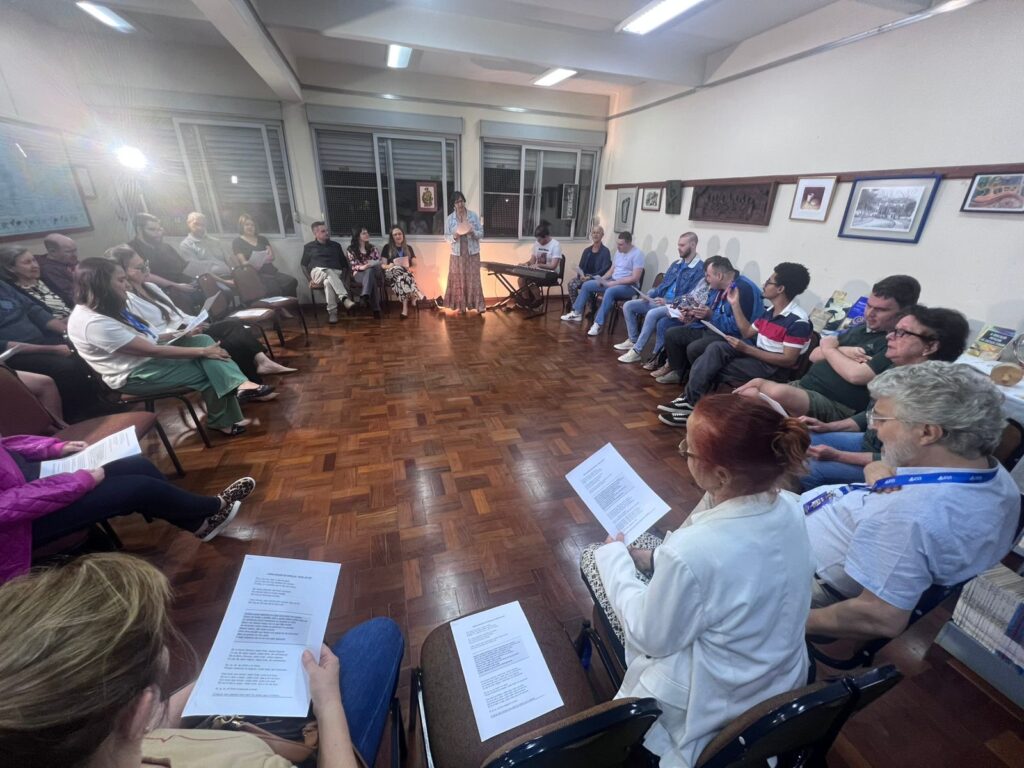 A Biblioteca da Faculdades EST deixou o silêncio habitual para ser tomada por vozes, melodias e poesia. O espaço, que costuma acolher livros e estudos, se transformou em um território de expressão viva durante o sarau “Coralidades do Espelho – A Biblioteca também canta: uma experiência única de música e literatura.”