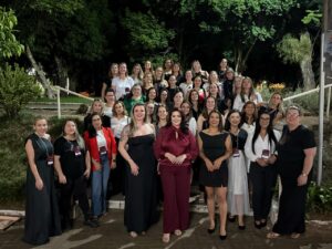 Um novo espaço dedicado ao desenvolvimento de mulheres empreendedoras passou a integrar o ecossistema de inovação e formação de São Leopoldo. O Clube Donas do Conteúdo, idealizado pelas administradoras Ana Kauer, Bianca Silveira e Pâmela Maia, foi lançado na quinta-feira, 20 de novembro de 2025, na Faculdades EST. O projeto nasce com a proposta de oferecer apoio, capacitação e oportunidades para mulheres que buscam empreender com propósito.