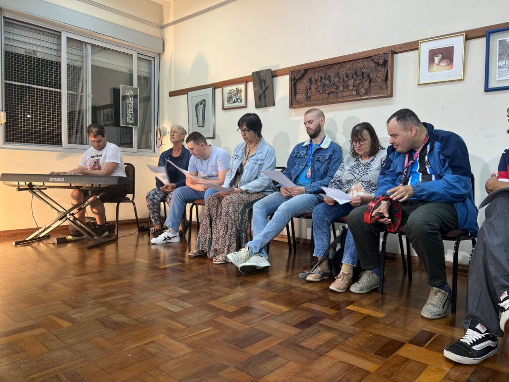 A Biblioteca da Faculdades EST deixou o silêncio habitual para ser tomada por vozes, melodias e poesia. O espaço, que costuma acolher livros e estudos, se transformou em um território de expressão viva durante o sarau “Coralidades do Espelho – A Biblioteca também canta: uma experiência única de música e literatura.”