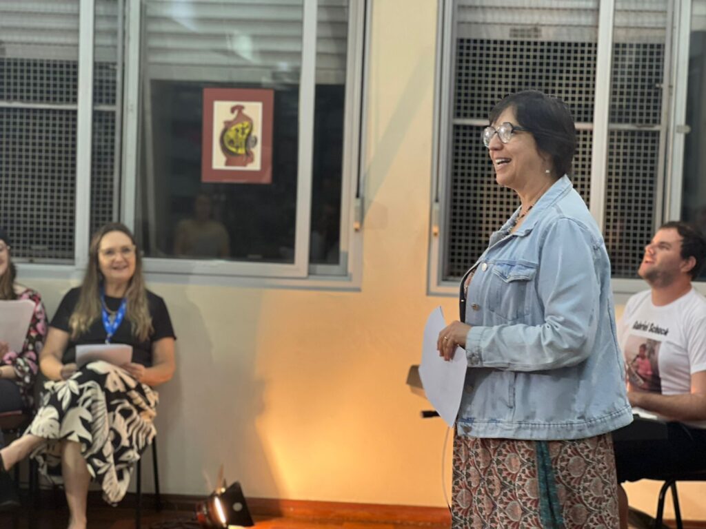 A Biblioteca da Faculdades EST deixou o silêncio habitual para ser tomada por vozes, melodias e poesia. O espaço, que costuma acolher livros e estudos, se transformou em um território de expressão viva durante o sarau “Coralidades do Espelho – A Biblioteca também canta: uma experiência única de música e literatura.”