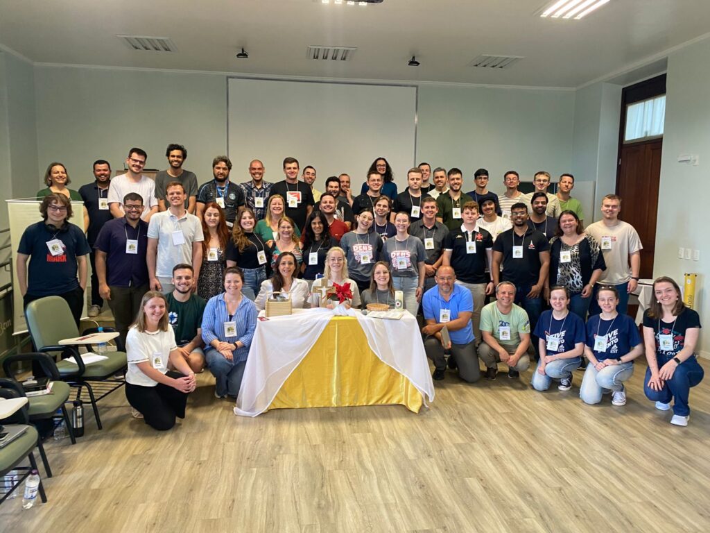 Nos dias 29 e 30 de novembro de 2025, aconteceu o Seminário Regional de Estudantes da Faculdades EST, no Pensionato São José, em São Leopoldo/RS. O encontro reuniu 52 estudantes dos cursos de Bacharelado em Teologia EaD (dois grupos), do Bacharelado presencial e da Especialização em Ministério.