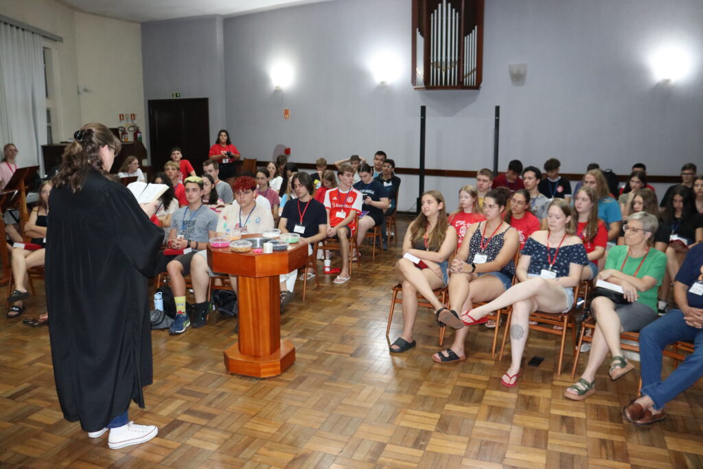 Com o foco na formação de novas lideranças, o Sínodos Rio dos Sinos deu início no domingo, dia 25 de janeiro, à oitava edição da Escola de Líderes Jovens – Estação Jovem. Participam desta edição 46 pessoas jovens, sendo 38 do Sínodo Rio dos Sinos, seis do Sínodo Nordeste Gaúcho e duas do Sínodo Centro-Campanha Sul. As atividades ocorrem até o dia 1º de fevereiro no campus da Faculdades EST, em São Leopoldo. Também integram o grupo 16 pessoas jovens responsáveis pela coordenação. A orientação teológica está sob responsabilidade da pastora Cleide Olsson Schneider, com apoio dos pastores Isaías Steinmetz e Carlos Heinz Eberle.