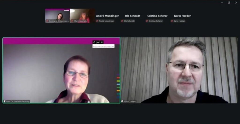 O professor Júlio Cézar Adam participou, como palestrante convidado, da Ringvorlesung “Ambiguitätstoleranz als Schlüsselkompetenz in Religion und Gesellschaft” (Tolerância à ambiguidade como competência-chave na religião e na sociedade), realizada ontem na Universidade de Kiel, na Alemanha. O evento reuniu pesquisadores e docentes de diferentes áreas para refletir sobre os desafios contemporâneos da religião e da vida social em contextos marcados pela pluralidade, pela incerteza e por conflitos culturais.