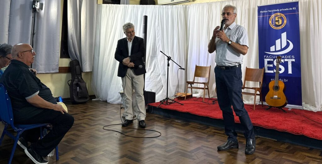 O Programa de Pós-Graduação (PPG) em Teologia da Faculdades EST alcançou Nota 6 na mais recente avaliação da Coordenação de Aperfeiçoamento de Pessoal de Nível Superior (CAPES), consolidando-se entre os programas de excelência do Sistema Nacional de Pós-Graduação (SNPG) e tornando-se o único do Rio Grande do Sul a obter esse reconhecimento na área da Teologia e Ciências da Religião. As notas 6 e 7 representam o mais alto nível de qualidade acadêmica no país e são atribuídas apenas a programas com desempenho acadêmico e institucional de excelência, forte impacto científico, social e expressiva inserção internacional.