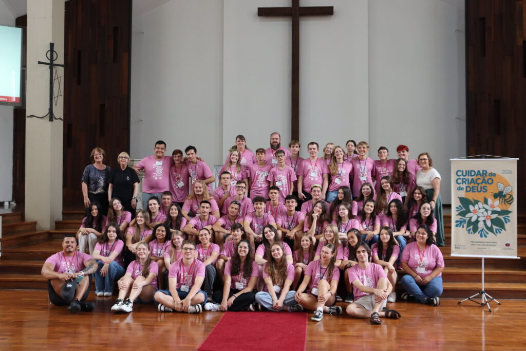 Após uma semana intensa de atividades, 46 pessoas jovens concluíram no domingo, dia 1º de fevereiro, mais uma etapa para se tornarem protagonistas e atuarem como lideranças em suas comunidades, paróquias e sínodos. A partir da oitava edição da Escola de Líderes Jovens – Estação Jovem, promovida pelos Sínodos Rio dos Sinos, as pessoas jovens tiveram momentos de formação, louvor, comunhão conexão com Deus.