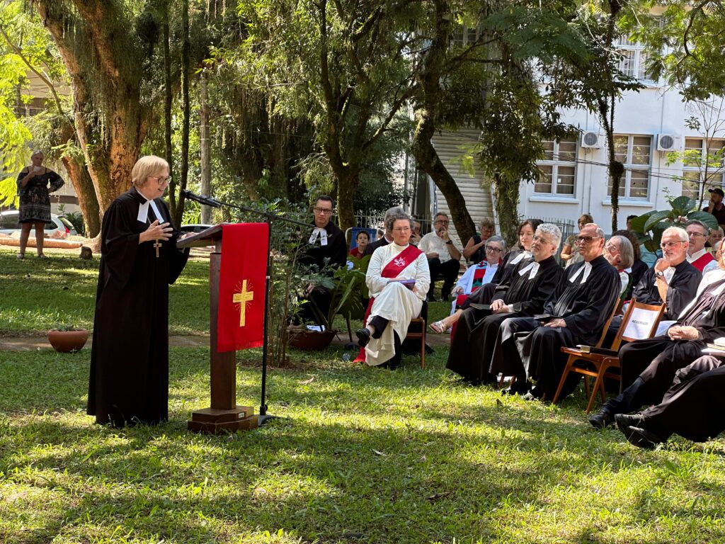 A celebração dos 80 anos da Faculdades EST reuniu comunidade acadêmica, lideranças e ex-estudantes em um culto de Ação de Graças marcado por memória, fé e projeção de futuro, no bairro Morro do Espelho, em São Leopoldo, no domingo, dia 29 de março. A celebração contou com a presença da presidente da Igreja Evangélica de Confissão Luterana no Brasil (IECLB), pastora Silvia Beatrice Genz, do primeiro vice-presidente, Pastor Odair Airton Braun, e do segundo vice-presidente, pastor doutor Mauro Batista de Souza, além de ministros e ministras, representantes de entidades, docentes, estudantes, egressos e pessoas da comunidade de toda a região.