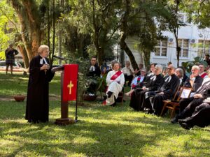 A celebração dos 80 anos da Faculdades EST reuniu comunidade acadêmica, lideranças e ex-estudantes em um culto de Ação de Graças marcado por memória, fé e projeção de futuro, no bairro Morro do Espelho, em São Leopoldo, no domingo, dia 29 de março. A celebração contou com a presença da presidente da Igreja Evangélica de Confissão Luterana no Brasil (IECLB), pastora Silvia Beatrice Genz, do primeiro vice-presidente, Pastor Odair Airton Braun, e do segundo vice-presidente, pastor doutor Mauro Batista de Souza, além de ministros e ministras, representantes de entidades, docentes, estudantes, egressos e pessoas da comunidade de toda a região.