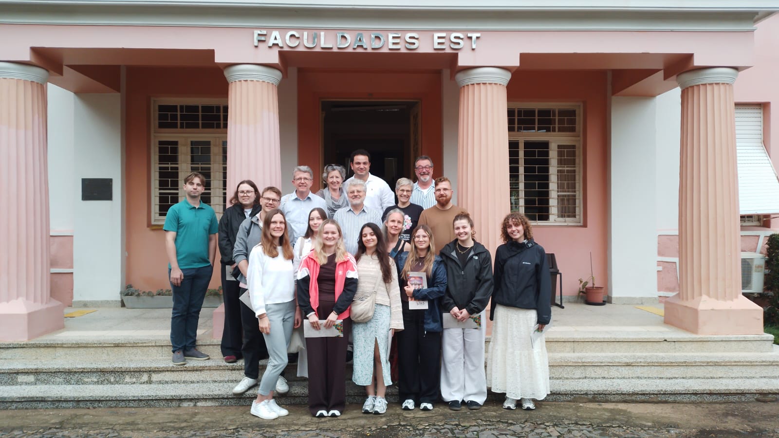 Leia mais sobre o artigo Visita de estudantes alemães fortalece diálogo internacional na Faculdades EST