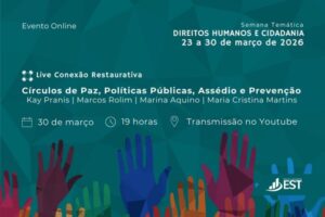 A Faculdades EST promoveu, no dia 30 de março, mais uma atividade da Semana Temática “Direitos Humanos e Cidadania”, realizada entre os dias 23 e 30 de março de 2026. O evento ocorreu de forma online, com transmissão pelo YouTube, reunindo participantes interessados em debater temas atuais ligados à justiça social e à convivência democrática. Com o tema “Círculos de Paz, Políticas Públicas, Assédio e Prevenção”, a live integrou a proposta de Conexão Restaurativa e trouxe reflexões sobre práticas de mediação de conflitos, estratégias de prevenção ao assédio e o papel das políticas públicas na promoção de ambientes mais seguros e inclusivos.